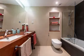 Luxury Beachfront Apartment - Image 2
