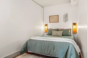 Newly Remodeled King Ensuite Cozy Chalet - Image 5