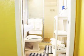 CHEERFUL 3 BEDROOM HOME WITH HUGE BACKYARD - Image 3