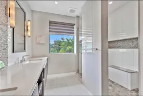 LVS Victoria - Walk to Las Olas/Heated Salt Pool - Image 4
