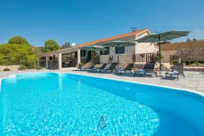 Villa familiale avec piscine proche de la mer et des plages - Image 3