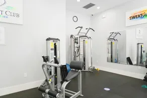 Deluxe Yacht Club Condo Near the Beach - Image 2