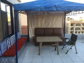 Apartamento familiar com 2 quartos e um terraço com vista para um jardim. - Image 4