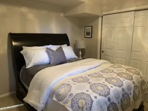Spacious home apartment in park like setting - Image 4