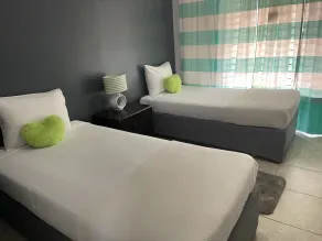 Sweet Kensville: Elegant King Suite in New Kingston - Image 2