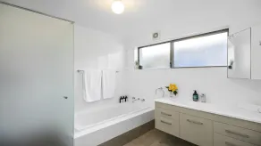 Pet friendly, cross the road to the beach! - Image 2