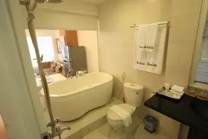 Apartment with Kitchen view to Ben Thanh Market - Image 3