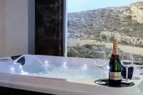 Villa with private swimming pool - Image 2
