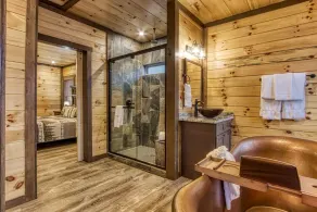 ERN823 - EAGLE FALLS - GREAT LOCATION WITH PRIVATE HEATED INDOOR POOL! CLOSE TO TOWN! cabin - Image 3