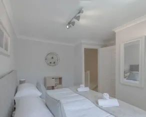 \"Ginger and Gold Haven\" – Peaceful Retreat with Free Parking, Garden, and Super King Bed - Image 5