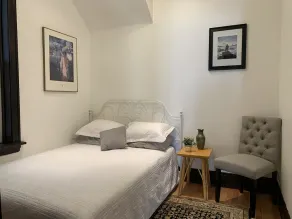 Vintage Wrigleyville Apartment + Free Parking - Image 5