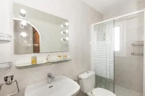 House with 3 bedrooms and pool overlooking the lake - Image 3