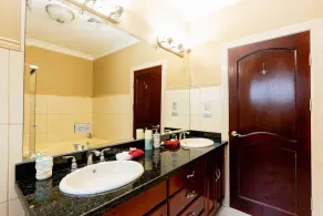Bella Vista – Casa Q • 2 BR Penthouse Retreat • Rooftop Terrace & Ocean Views • 5 Guests - Image 4