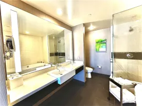 Vdara Resort -Junior Luxury Suite on the Strip - Free Parking & No Resort Fees - Image 2