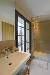 Big pool (19m) - large beds - noiseless AIRCON- fast internet-BBQ  - EV charger - Image 3