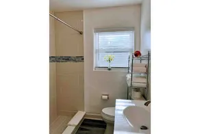 Beautiful 1 bedroom/free parking/pet friendly126A - Image 2