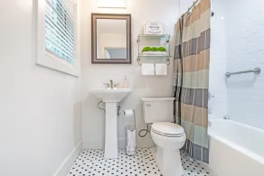 NEW Renovated Home Mile from Mercedes Benz - Image 2
