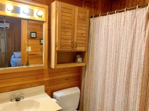 Cette maison accueillante pour les animaux de compagnie a beaucoup d'espace pour étaler et se d��tendre. Id��alement situé. - Image 2