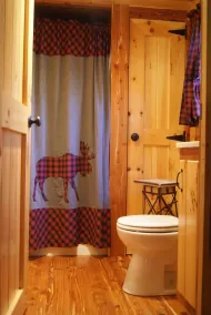 Ma & Pa’s Cabin Getaway Amish Country Outdoor Bath - Image 4