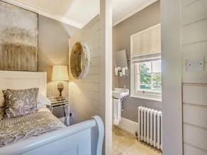 8 bedroom accommodation in Horsemans Green - Image 5