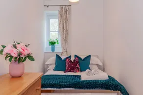 Unique and quirky central apartment with parking - Image 4