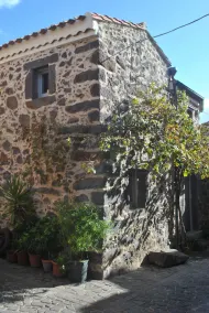 Historic renovated cottage, perfect for touring all over the Island - Image 4