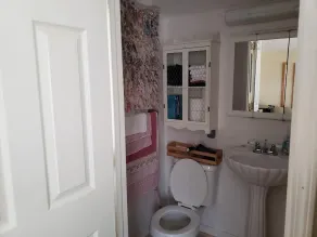 Uriges 12 x 16 Zimmer mit Bad und Dusche - Image 2