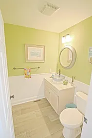 LARGE BEACH HOUSE SLEEPS 10, 4 BLOCKS FROM THE BEACH & WALKING DISTANCE TO SHOPS - Image 3