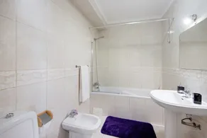 Appartement 'T2 Près de la Plage' avec Terrasse Partagée et Wi-Fi - Image 3