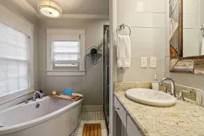 The Garden District Retreat - close to everything! - Image 5