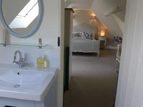 LITTLE EVANSES, family friendly, country holiday cottage in Dalwood - Image 4