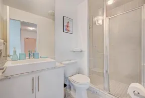 Stunning 2 BD in heart of Toronto w Parking - Image 4