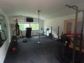 Cozy 4bd with the gym, sauna, hot tube seasonal pool - Image 3