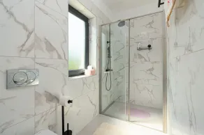 Modern 300m2 Villa - King Beds & Leisure Zone - Image 3