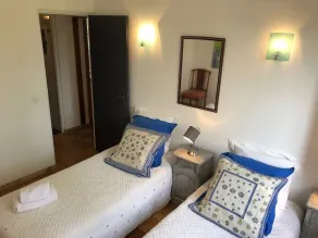 Peaceful haven for 4 surrounded by vineyards and lavender fields - Image 3