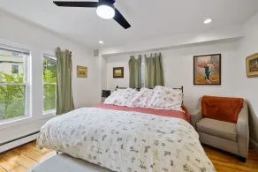 Amazing remodeled house that sleeps 11! Walk to downtown Portsmouth and park 8+  - Image 5