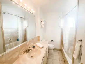 Privat lägenhet med egen ingång och hemmabio - Image 4