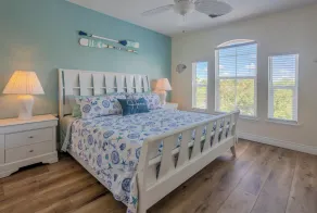 Luxury, Location & Convenience. w/2 King Beds. pet friendly, waterfront views - Image 4