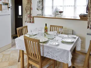 A characterful holiday home with an attractive open plan layout. - Image 5