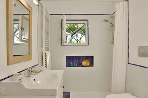 House with 6 Bedrms, 5 Bathrms, 5min walk trough a private grove to the beach - Image 3
