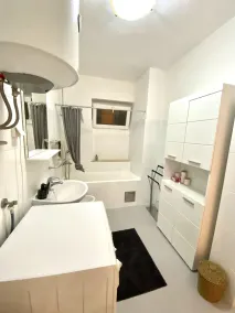 Spacious 2-Bed Apartment in Cavtat - Image 3