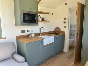 Luxury Shepherds Hut Near Glamorgan Coast - Image 5