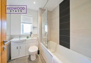 Modern Serviced Apartments For Contractors & Families with Free Parking, WiFi & Netflix By Redwood Stays - Image 3