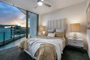 Stunning Waterfront Penthouse 3 or 4 Bedrooms - Image 5