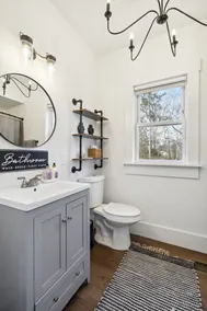 Cottage on Main in Lansdale! Perfect for family, work, shopping, relaxing. - Image 2