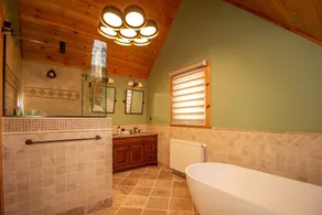 Beautiful log home close to Mt. Snow with hot tub and sauna. - Image 4