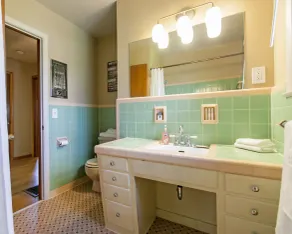 * 10 sovplatser / Rymlig Midcentury Charmer! Minuter till centrum / Opryland gratis Wifi * - Image 2