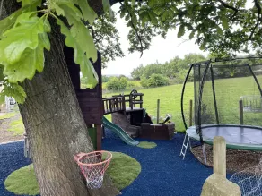 Unique getaway, surrounded by fields close to two great pubs. - Image 3