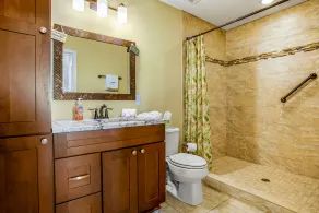Beautiful 3-level home steps from the beach w/WiFi, washer/dryer, & central AC - Image 4