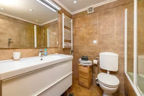 Golden Cove Apartment - Image 3